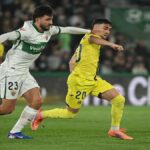 Jugadores del Villarreal celebrando el gol de Pedraza ante el Elche en el Martínez Valero.