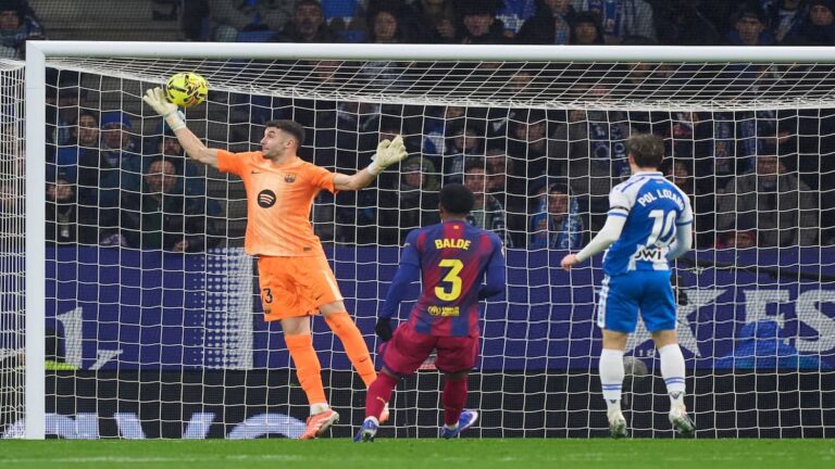 Joan García realizando una parada espectacular ante el Espanyol en el derbi catalán de enero de 2026