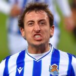 Mikel Oyarzabal, capitán de la Real Sociedad, durante el calentamiento previo al partido contra el Atlético de Madrid en el Reale Arena.