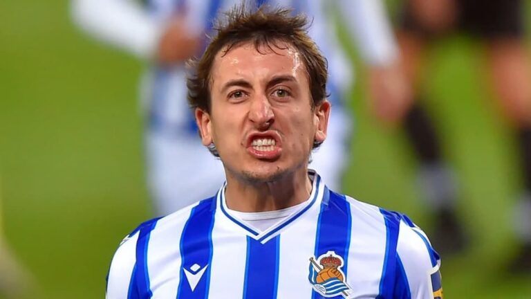 Mikel Oyarzabal, capitán de la Real Sociedad, durante el calentamiento previo al partido contra el Atlético de Madrid en el Reale Arena.
