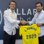 Carlos Romero posando con su camiseta del Villarreal tras su renovación hasta 2029