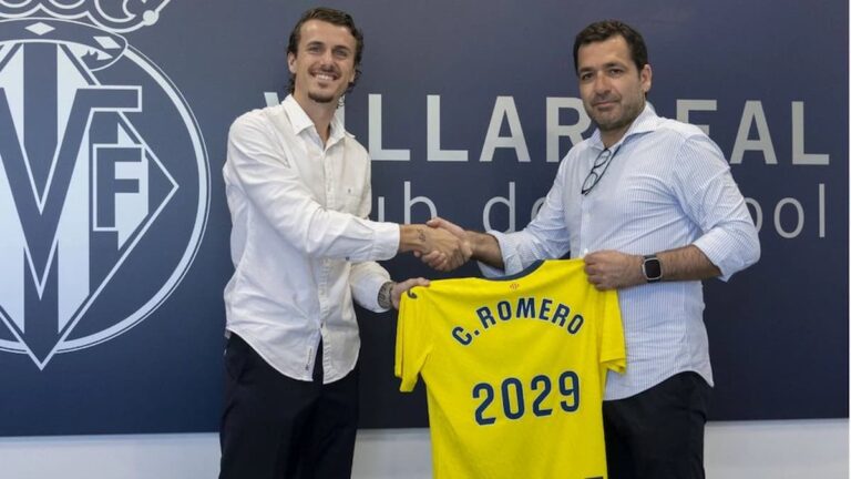 Carlos Romero posando con su camiseta del Villarreal tras su renovación hasta 2029