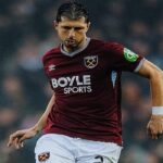 Guido Rodríguez con la camiseta del West Ham y Aliou Dieng en acción de juego