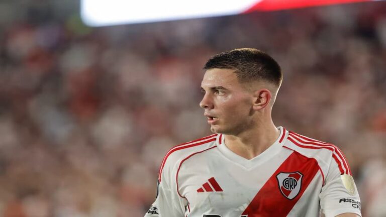 Franco Mastantuono con la camiseta de River Plate tras confirmarse su fichaje por el Real Madrid.