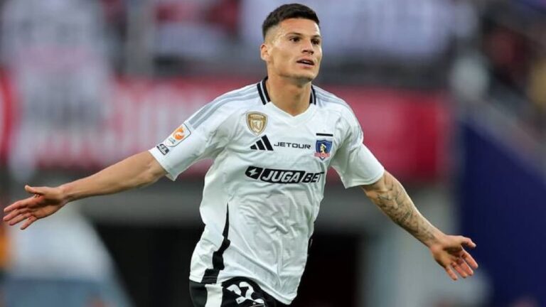 Lucas Cepeda celebrando un gol con la camiseta de Colo Colo antes de su marcha al Elche.