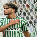 Ez Abde con la camiseta del Real Betis llevándose la mano al escudo en un gesto de compromiso.