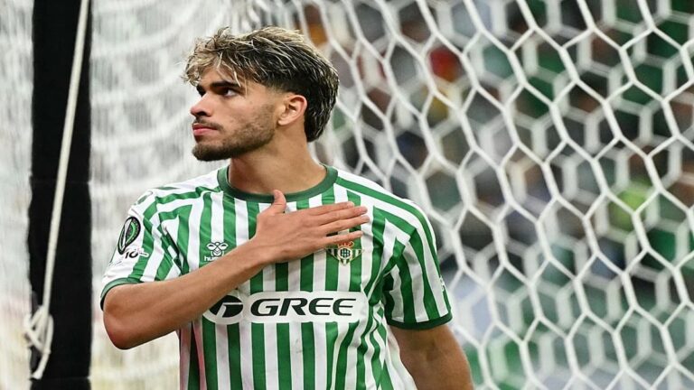 Ez Abde con la camiseta del Real Betis llevándose la mano al escudo en un gesto de compromiso.