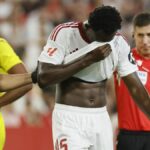anguy Nianzou abandona el campo lesionado ocultando su rostro con la camiseta en un partido del Sevilla FC.