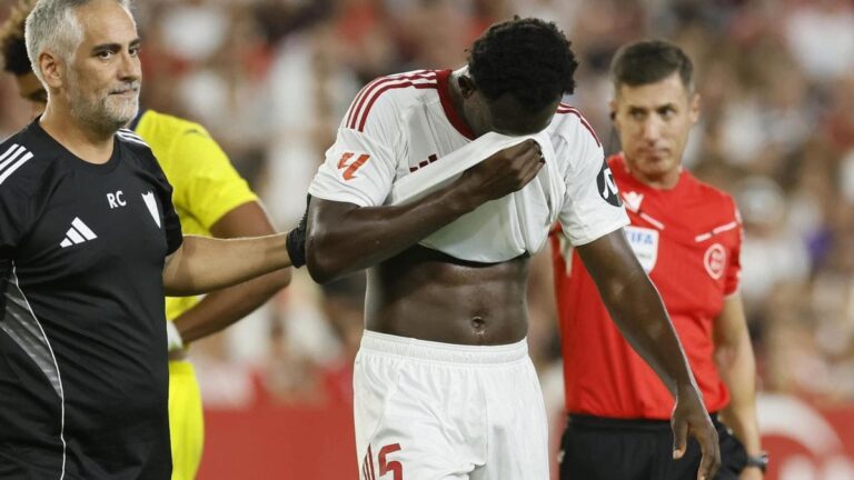anguy Nianzou abandona el campo lesionado ocultando su rostro con la camiseta en un partido del Sevilla FC.