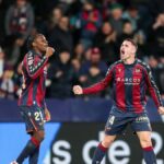 Jugadores del Levante UD celebrando con euforia un gol decisivo ante el Elche CF en el Ciutat de València.