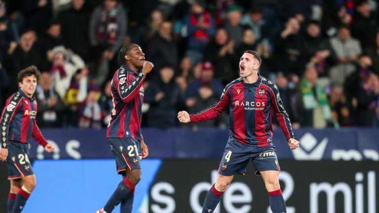 Jugadores del Levante UD celebrando con euforia un gol decisivo ante el Elche CF en el Ciutat de València.
