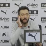 Carlos Corberán, entrenador del Valencia CF, durante su rueda de prensa tras ganar al Espanyol en Mestalla.