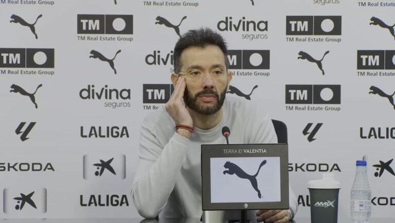 Carlos Corberán, entrenador del Valencia CF, durante su rueda de prensa tras ganar al Espanyol en Mestalla.