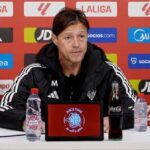 Matías Almeyda, entrenador del Sevilla FC, analizando la victoria ante el Athletic Club en la sala de prensa del Sánchez-Pizjuán.