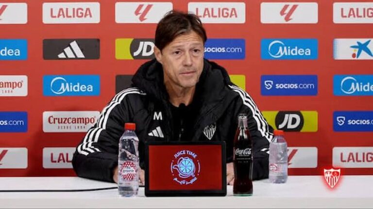 Matías Almeyda, entrenador del Sevilla FC, analizando la victoria ante el Athletic Club en la sala de prensa del Sánchez-Pizjuán.