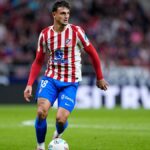 Marc Pubill conduciendo el balón durante un partido con el Atlético de Madrid en el Metropolitano.