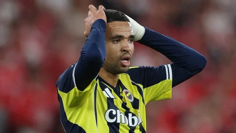 Youssef En-Nesyri con gesto pensativo sobre su futuro profesional en el mercado de fichajes