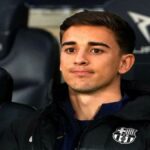 Gavi con la equipación del FC Barcelona observa desde el banquillo durante su proceso de recuperación