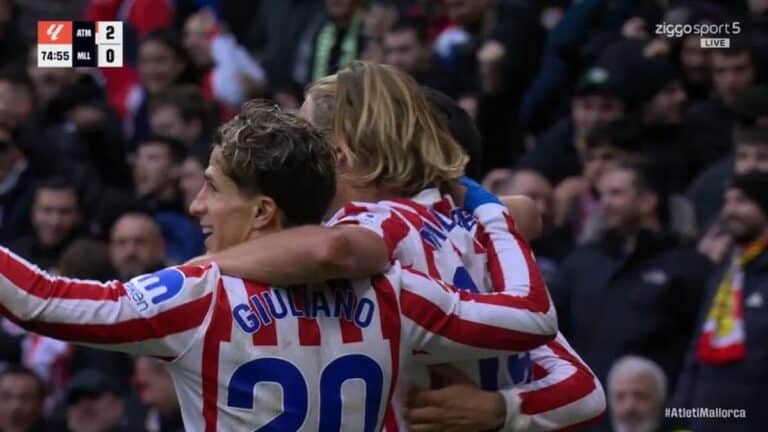 Giuliano Simeone abrazando a sus compañeros tras un gol del Atlético de Madrid contra el RCD Mallorca