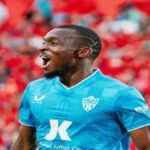 Bruno Langa celebrando con la camiseta de la UD Almería ante una grada llena.