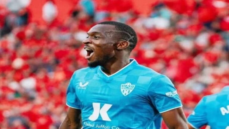 Bruno Langa celebrando con la camiseta de la UD Almería ante una grada llena.