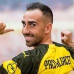 Paco Alcácer celebrando un gol con un gesto de victoria.