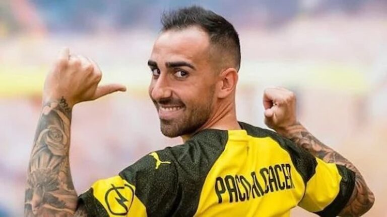 Paco Alcácer celebrando un gol con un gesto de victoria.