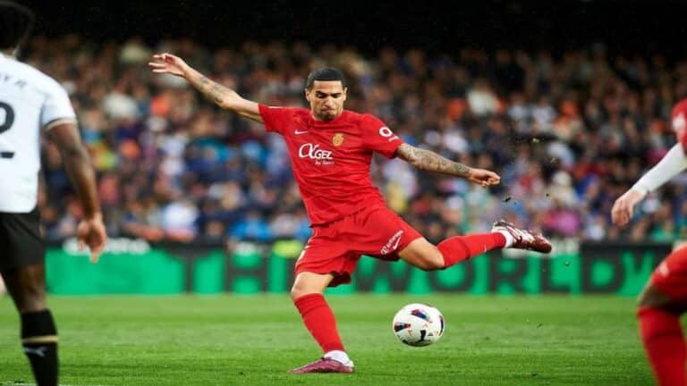 Omar Mascarell, centrocampista del Real Mallorca, realizando un despeje en un partido de liga