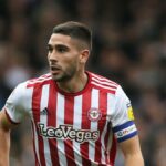 Neal Maupay con la camiseta del Brentford durante un partido de la Premier League.