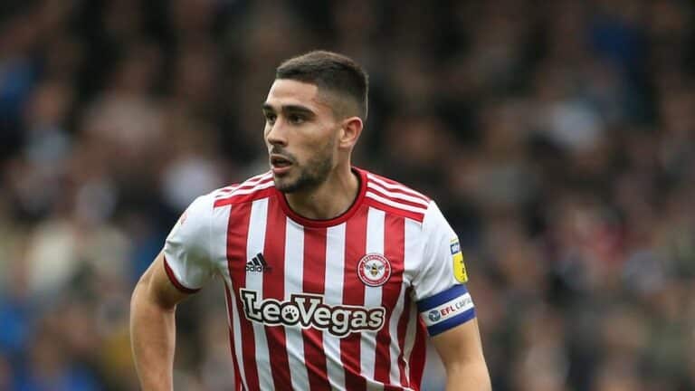 Neal Maupay con la camiseta del Brentford durante un partido de la Premier League.