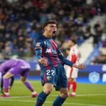Ángel Pérez celebrando un gol con la camiseta de la SD Huesca en El Alcoraz.