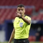 Jesús Gil Manzano señalando con el dedo durante un partido, con el texto 'TACHADO' sobreimpresionado.