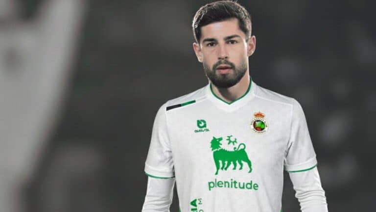 Montaje de Guiliashvili con la camiseta del Racing. El delantero giorgiano es nuevo refuerzo en El Sardinero