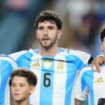 Marcos Senesi junto a Julián Álvarez en una formación de la Selección Argentina.