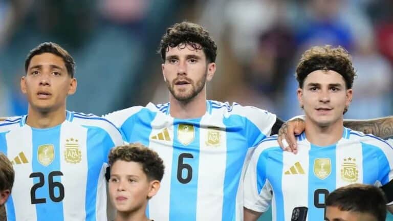 Marcos Senesi junto a Julián Álvarez en una formación de la Selección Argentina.