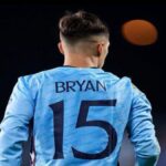 Bryan Zaragoza de espaldas con la camiseta número 15 del Celta de Vigo durante un partido
