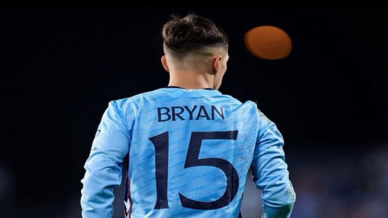 Bryan Zaragoza de espaldas con la camiseta número 15 del Celta de Vigo durante un partido