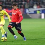 Aimar Oroz con el balón durante el partido entre CA Osasuna y Villarreal CF en El Sadar.