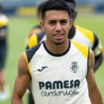 Ilias Akhomach con la equipación de entrenamiento del Villarreal, preparado para su cesión al Rayo Vallecano