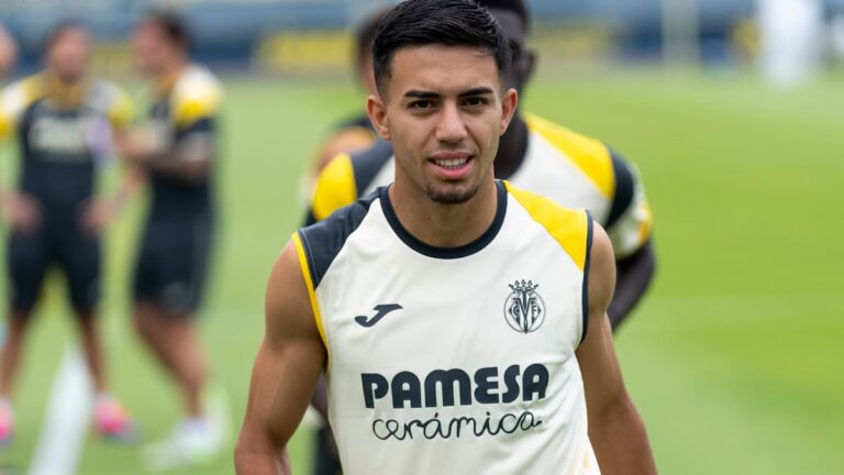 Ilias Akhomach con la equipación de entrenamiento del Villarreal, preparado para su cesión al Rayo Vallecano