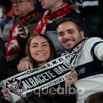 Aficionados del Albacete Balompié celebrando en el Estadio Carlos Belmonte la clasificación para cuartos de final