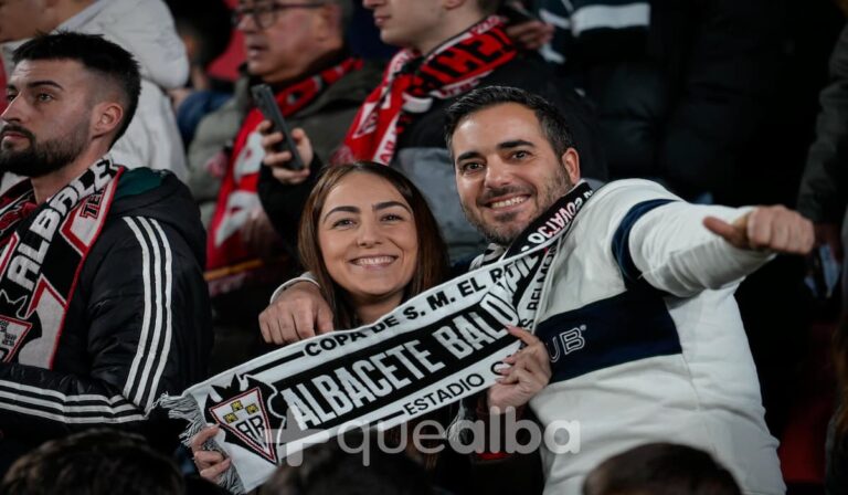 Aficionados del Albacete Balompié celebrando en el Estadio Carlos Belmonte la clasificación para cuartos de final