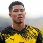 Jobe Bellingham aplaudiendo a la grada con la camiseta del Borussia Dortmund en 2026.