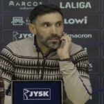 Eder Sarabia en rueda de prensa analizando con gesto serio la derrota del Elche CF ante el Levante UD.