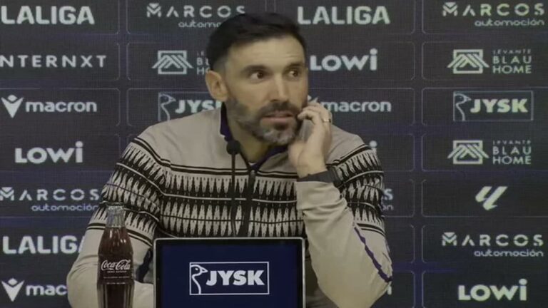 Eder Sarabia en rueda de prensa analizando con gesto serio la derrota del Elche CF ante el Levante UD.