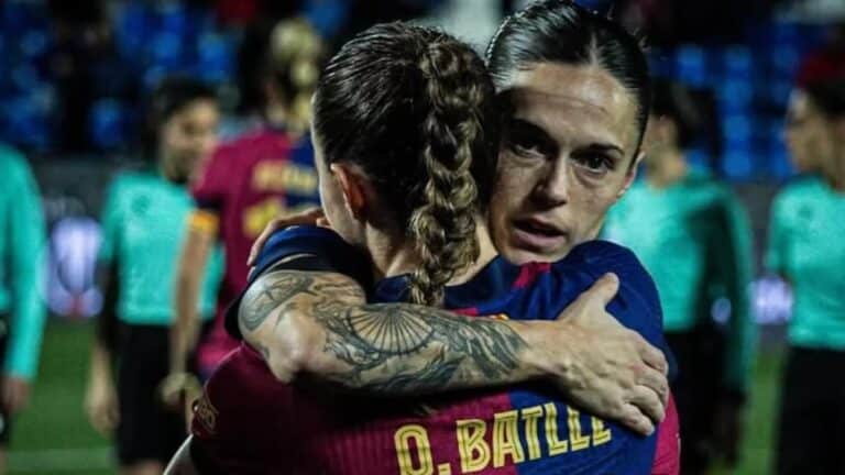 Mapi León y Ona Batlle celebrando una victoria con el Barça Femenino.