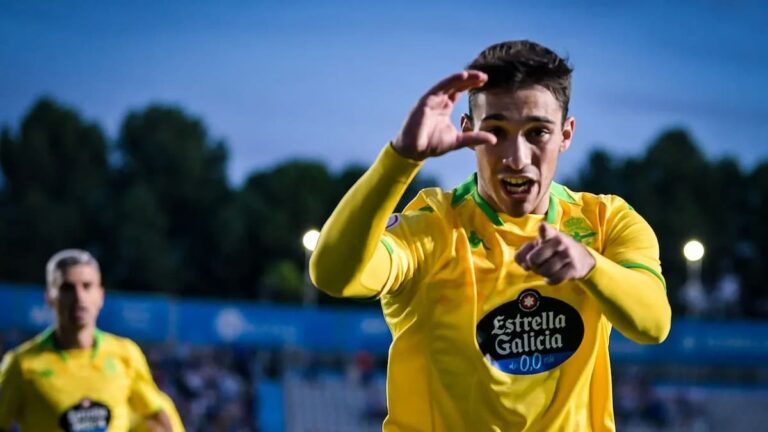 Martín Ochoa celebrando un gol con la camiseta del RC Deportivo en Riazor.