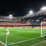 Mestalla vacío bajo la lluvia, simbolizando la falta de inversión y la crisis institucional del Valencia CF.