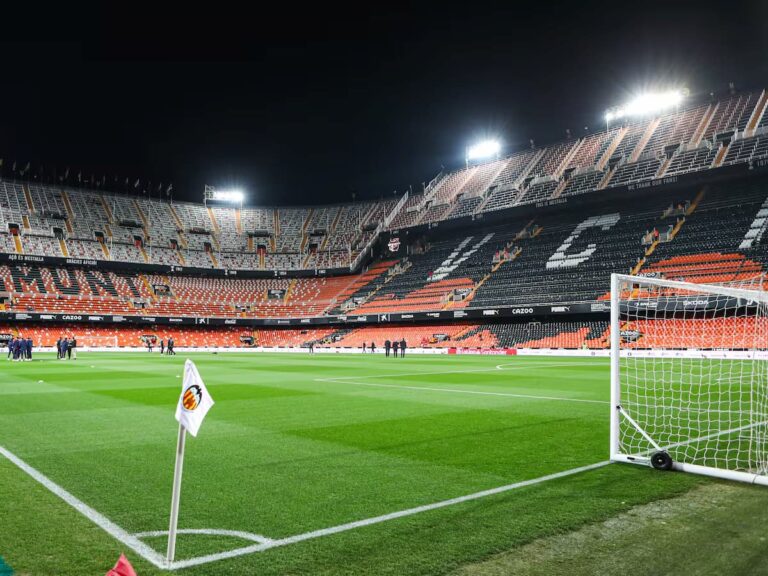 Mestalla vacío bajo la lluvia, simbolizando la falta de inversión y la crisis institucional del Valencia CF.