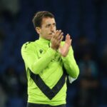 Mikel Oyarzabal aplaudiendo a la afición de la Real Sociedad tras el debut de Matarazzo ante el Atlético de Madrid.